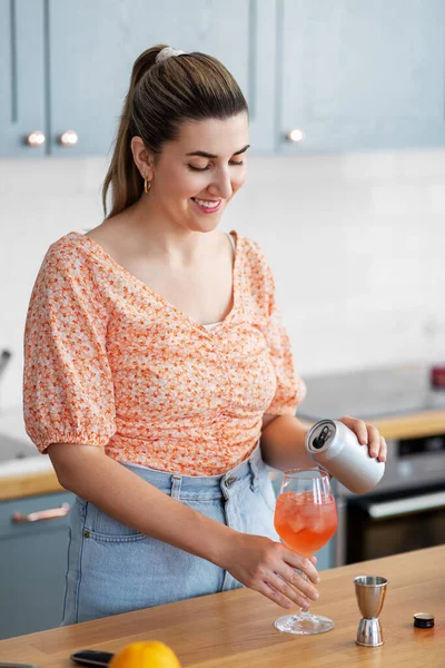 Mujer haciendo bebidas de cóctel en la cocina casera —  Fotos de Stock