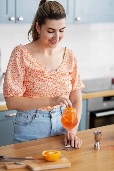 Mujer haciendo bebidas de cóctel en la cocina casera —  Fotos de Stock