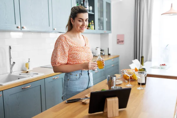 Femme avec tablette pc faire des cocktails à la cuisine — Photo