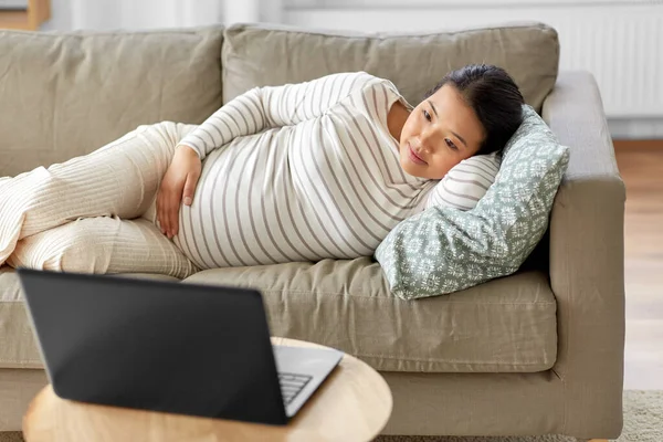 Szczęśliwy w ciąży Azji kobieta z laptop w domu — Zdjęcie stockowe