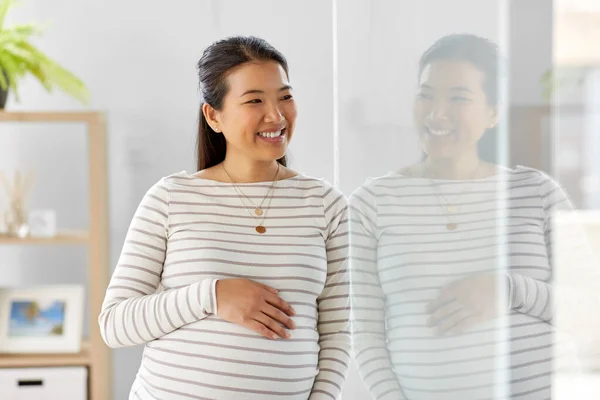 幸せな妊娠中のアジア系女性が — ストック写真