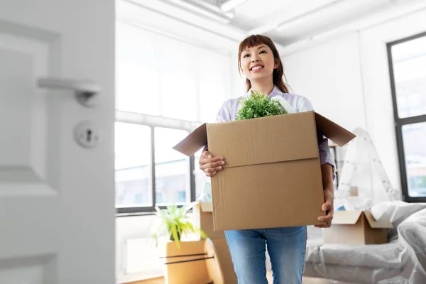 Femme heureuse déballer les boîtes et déménager dans une nouvelle maison — Photo