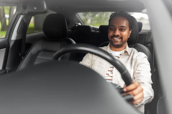 Uomo indiano sorridente o guidatore di auto — Foto Stock