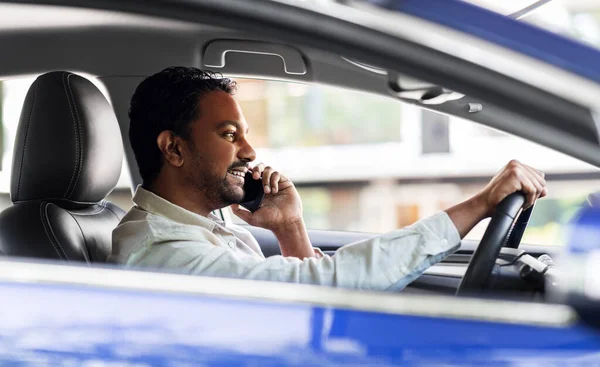 Homme indien conduisant une voiture et appelant sur smartphone — Photo