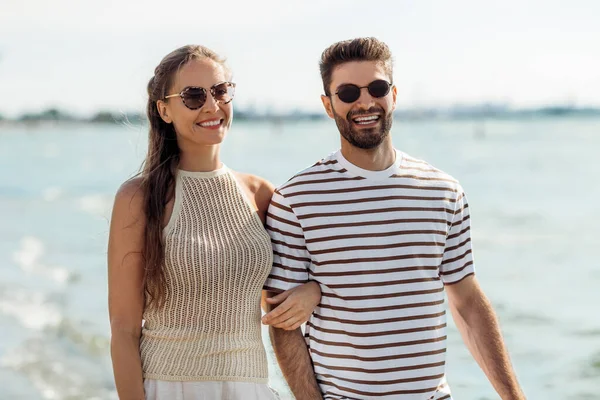 Casal feliz na praia de verão — Fotografia de Stock