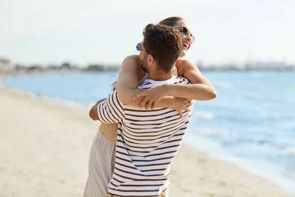 Felice coppia che si abbraccia sulla spiaggia estiva — Foto Stock