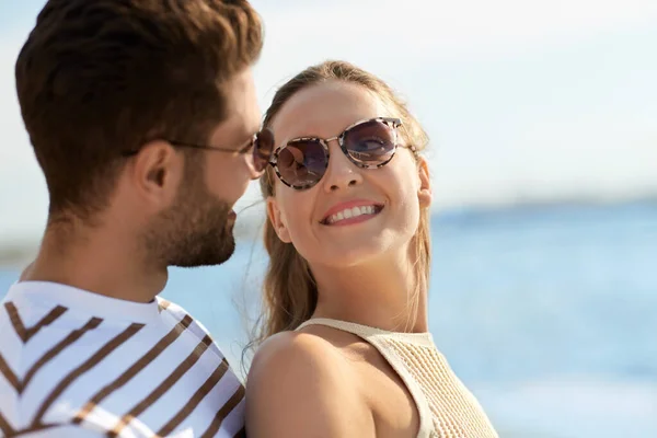 Retrato de casal feliz na praia de verão — Fotografia de Stock