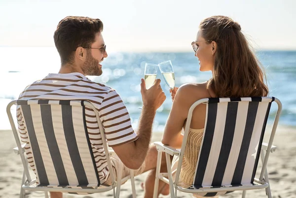 夏のビーチでシャンパンを飲む幸せなカップル — ストック写真