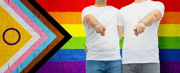 Primer plano de macho gay pareja más orgullo bandera — Foto de Stock