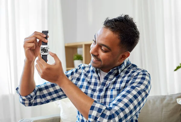 Hombre mostrando reloj inteligente con código qr en la pantalla —  Fotos de Stock