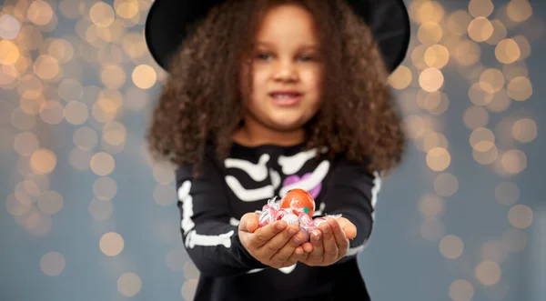 Mädchen mit Bonbons an Halloween tricksen oder behandeln — Stockfoto