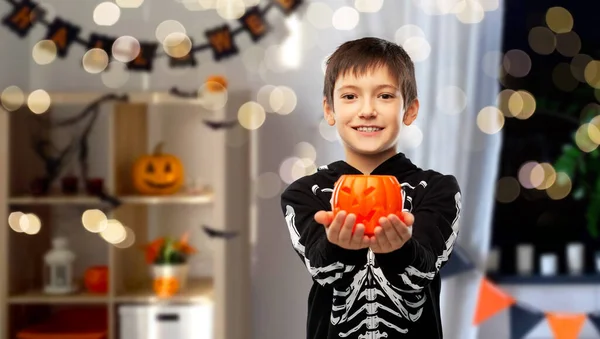 Jongen in Halloween kostuum met jack-o-lantaarn — Stockfoto