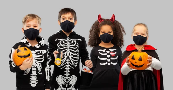 Niños en disfraces de Halloween y máscaras reutilizables —  Fotos de Stock