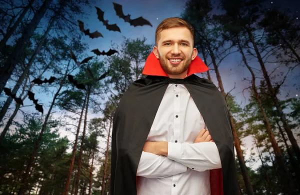 Lycklig man i halloween kostym vampyr — Stockfoto