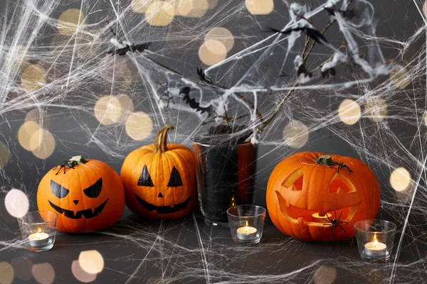 Pumpa, ljus och halloween dekorationer — Stockfoto