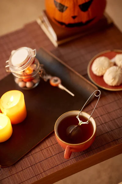 Maglia palla infusore tè in tazza di ceramica su Halloween — Foto Stock