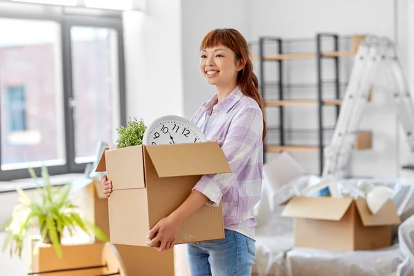 Gelukkig vrouw uitpakken dozen en verhuizen naar nieuw huis — Stockfoto