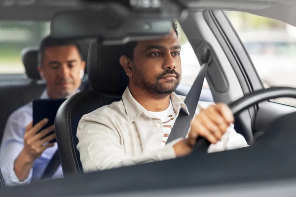 Indiana motorista masculino carro de condução com passageiro — Fotografia de Stock