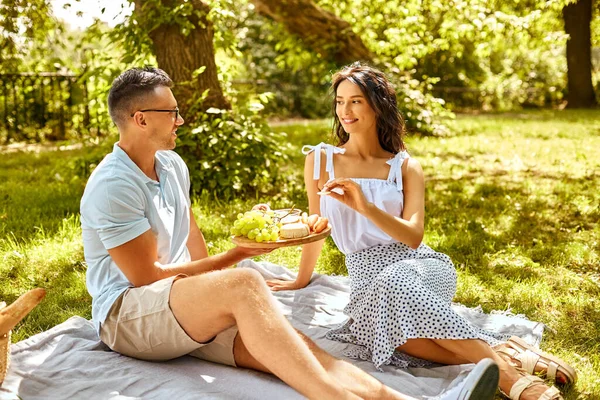 Heureux couple ayant pique-nique au parc d'été — Photo