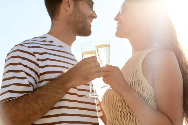 Glückliches Paar trinkt Champagner am Sommerstrand — Stockfoto