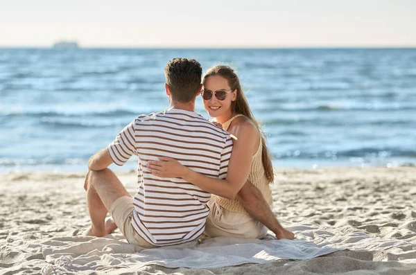 Happy couple hugging on summer beach — Stock Photo, Image