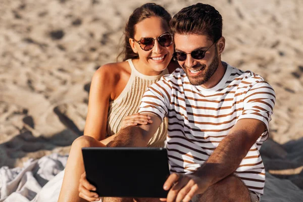 Couple heureux avec tablette PC à sur la plage d'été — Photo