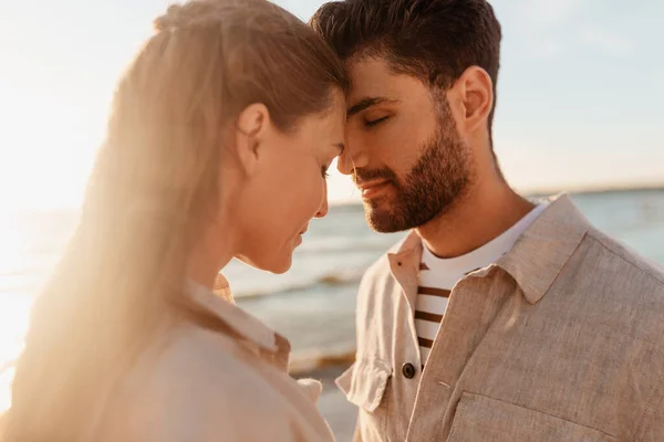 Casal feliz com olhos fechados na praia de verão — Fotografia de Stock