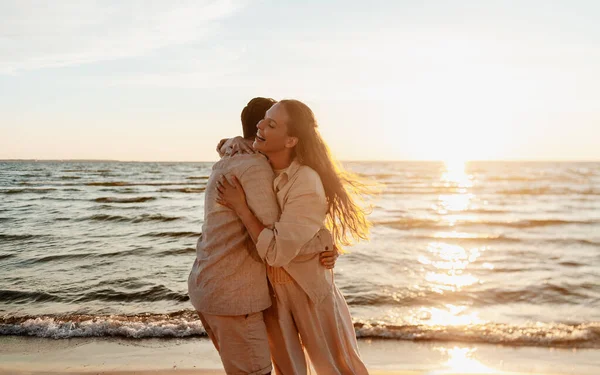 Felice coppia che si abbraccia sulla spiaggia estiva — Foto Stock