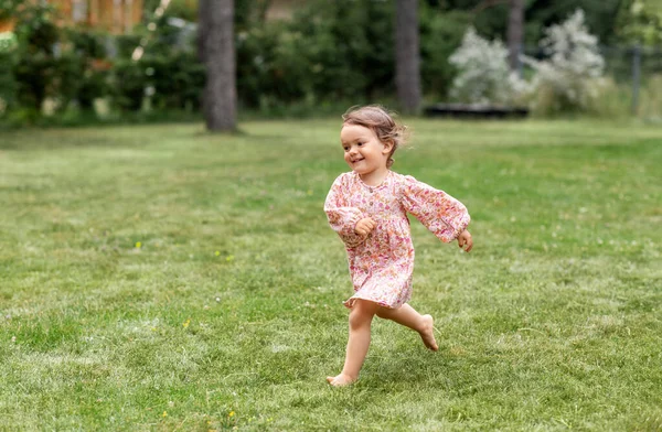 夏の野原を走る幸せな小さな赤ちゃん — ストック写真