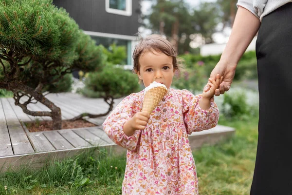 Gelukkig baby meisje eten ijs Rechtenvrije Stockafbeeldingen