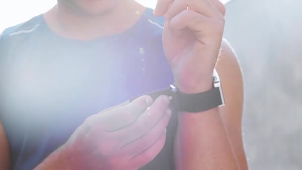 Homme ceinture de fixation de montre intelligente sur sa main — Video