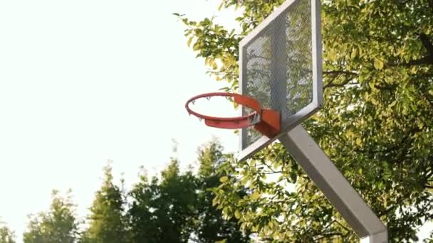 Oude mand op basketbal speeltuin buiten — Stockvideo