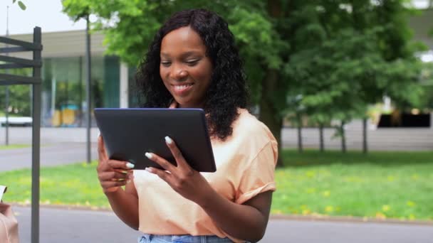 Gelukkig Afrikaans student meisje met tablet pc in stad — Stockvideo