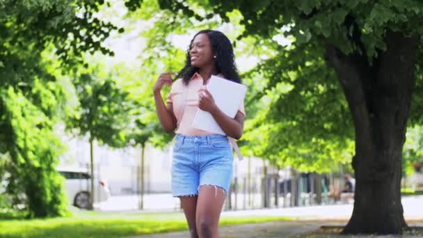 Afrikaans student meisje met notitieboekjes in de stad — Stockvideo