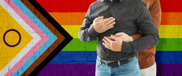 Primer plano de macho gay pareja más orgullo bandera —  Fotos de Stock