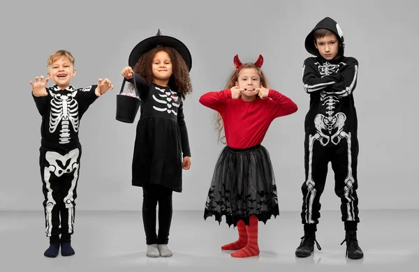 Kinderen in halloween kostuums trick-or-treating — Stockfoto