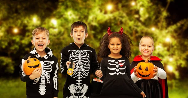 Kinderen in halloween kostuums trick-or-treating — Stockfoto