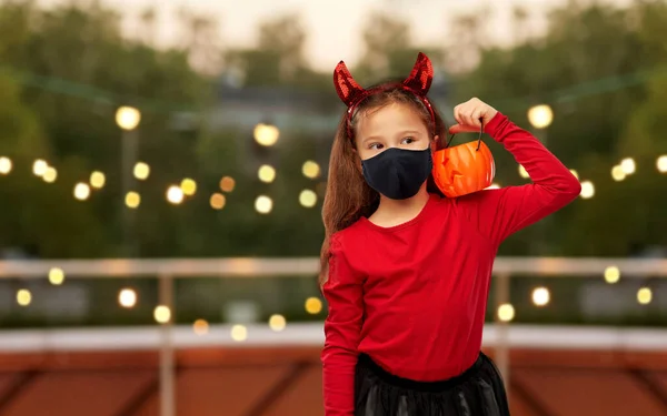 Girl in halloween costume and mask — Stock Photo, Image