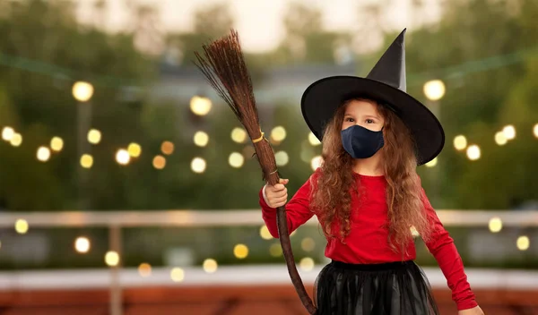 黒面の少女と魔女のハロウィンの衣装 — ストック写真