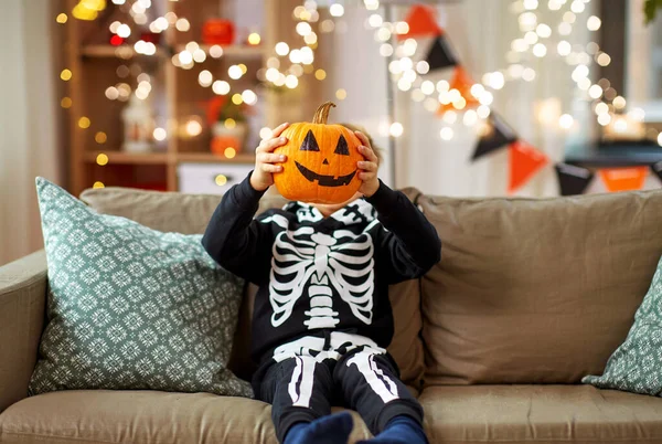Garçon en costume d'Halloween avec Jack-o-lanterne — Photo