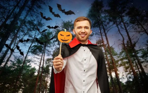 Šťastný muž v halloween kostýmu upíra — Stock fotografie