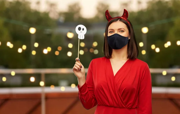 Kvinna i halloween kostym djävul och svart mask — Stockfoto