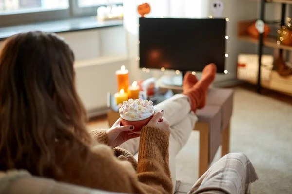 Mujer con crema y malvavisco en Halloween — Foto de Stock