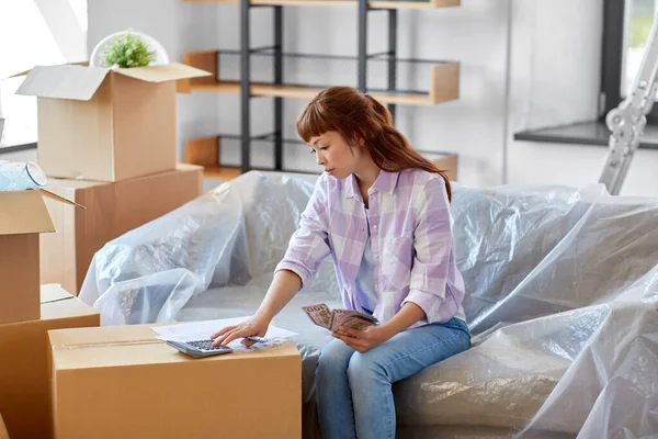 Aziatische vrouw verhuizen naar nieuw huis en het tellen van geld — Stockfoto