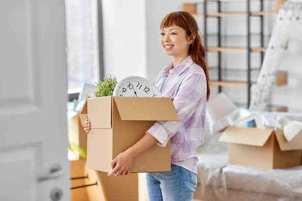 Gelukkig vrouw uitpakken dozen en verhuizen naar nieuw huis — Stockfoto