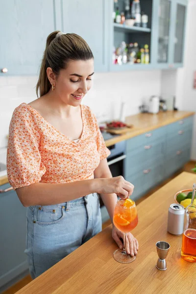 Vrouw het maken van cocktails thuis keuken — Stockfoto