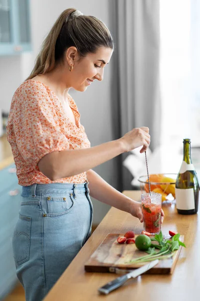 Жінка робить коктейльні напої на домашній кухні — стокове фото