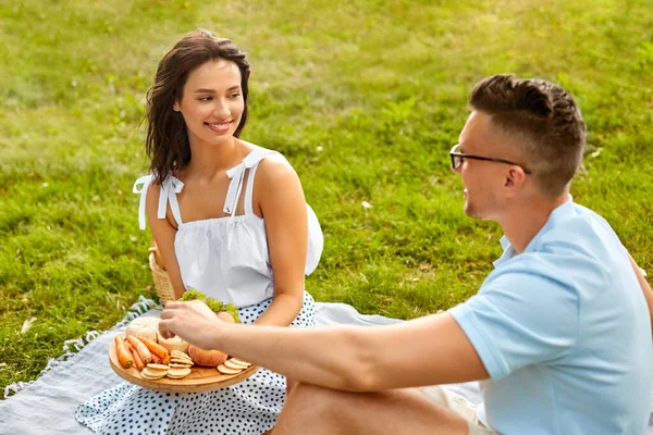 夏の公園でピクニックをしている幸せなカップルは — ストック写真