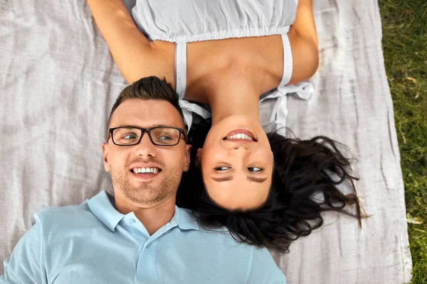 Casal feliz em cobertor de piquenique — Fotografia de Stock