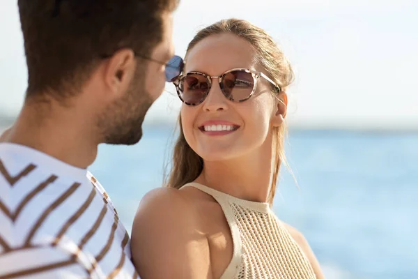 Porträtt av lyckliga par på sommarstranden — Stockfoto